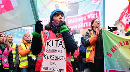 Vor dem Berliner Abgeordnetenhaus war lauter Protest gegen Haushaltskürzungen zu hören.  / Foto: Sebastian Christoph Gollnow/dpa