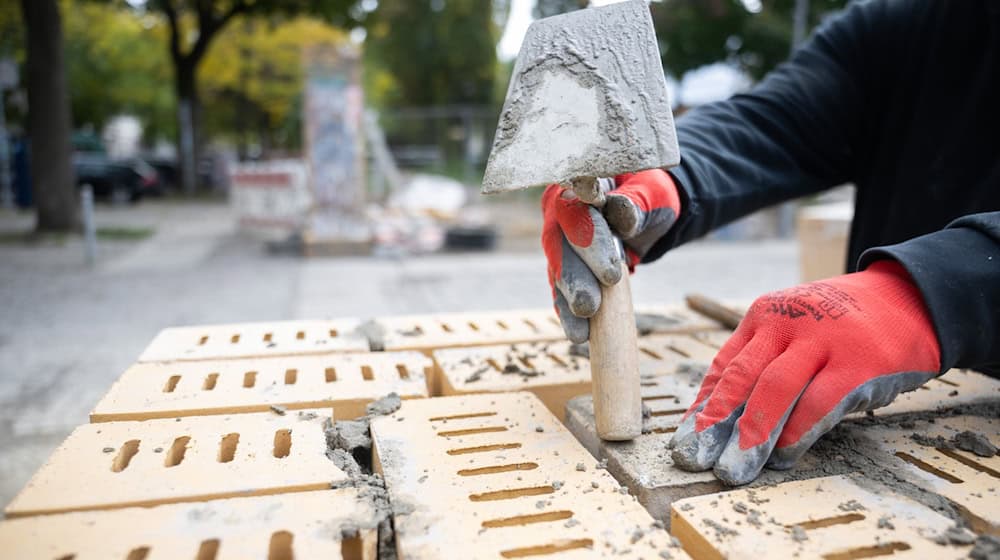 In Berlin wird nach Einschätzung der Arbeits- und Sozialverwaltung nicht genug ausgebildet. (Foto - Illustration) / Foto: Sebastian Christoph Gollnow/dpa