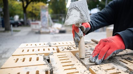 In Berlin wird nach Einschätzung der Arbeits- und Sozialverwaltung nicht genug ausgebildet. (Foto - Illustration) / Foto: Sebastian Christoph Gollnow/dpa