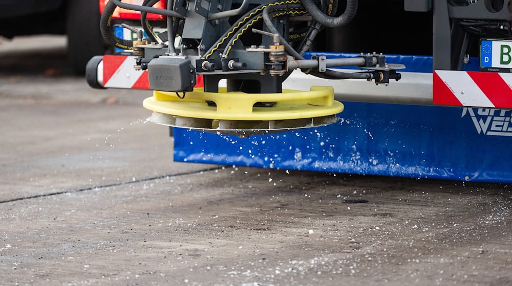 Die BSR hat für den Winterdienst 540 Räum- und Streufahrzeuge zur Verfügung.  / Foto: Christophe Gateau/dpa