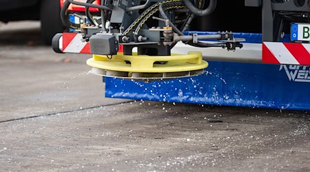 Die BSR hat für den Winterdienst 540 Räum- und Streufahrzeuge zur Verfügung.  / Foto: Christophe Gateau/dpa