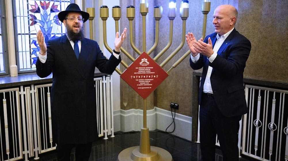 In Berlin stehen an 55 Stellen Chanukka-Leuchter, darunter im Roten Rathaus. / Foto: Bernd von Jutrczenka/dpa