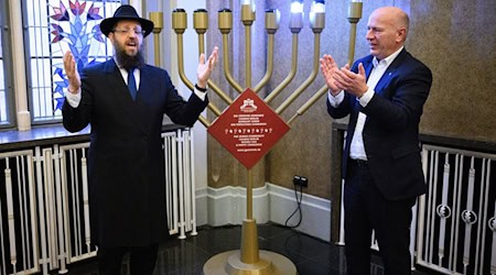 In Berlin stehen an 55 Stellen Chanukka-Leuchter, darunter im Roten Rathaus. / Foto: Bernd von Jutrczenka/dpa