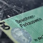 Der Parkausweis für Anwohner ist in Berlin seit Jahren in der Diskussion. (Archivbild)  / Foto: Britta Pedersen/dpa