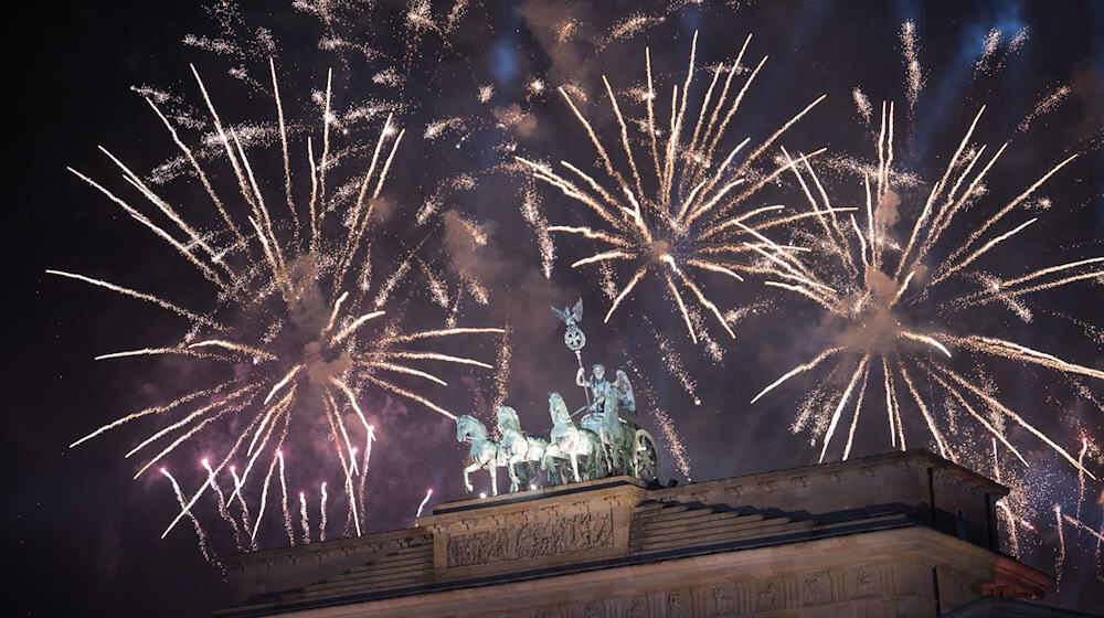 Am Brandenburger Tor ist dieses Jahr zum Jahreswechsel einiges anders als in den vergangenen Jahren - ein Feuerwerk soll es aber erneut geben. (Archivbild)   / Foto: Sebastian Christoph Gollnow/dpa