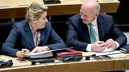 Berlins Regierender Bürgermeister Kai Wegner (CDU) und Wirtschaftssenatorin Franziska Giffey (SPD) sind beim Thema Bewerbung um die Weltausstellung Expo 2035 unterschiedlicher Ansicht. (Archivbild)  / Foto: Britta Pedersen/dpa