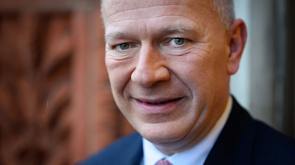 Kai Wegner und seine Mutter haben den Vater beim Weihnachtsessen jahrelang überstimmt. (Archivbild) / Foto: Bernd von Jutrczenka/dpa