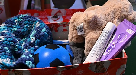 In der Berliner Weihnachtswerkstatt werden die Päckchen kontrolliert. / Foto: Bernd Settnik/dpa-Zentralbild/ZB