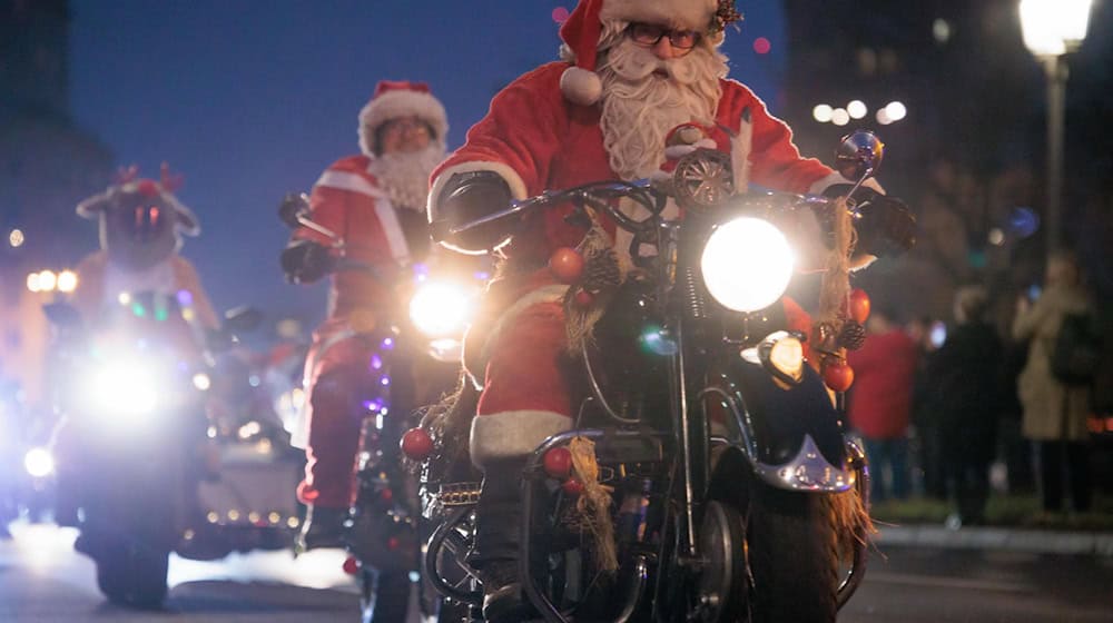 Mehrere hundert Weihnachtsmänner brausten heute auf Motorrädern durch Berlin.  / Foto: Carsten Koall/dpa