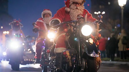 Mehrere hundert Weihnachtsmänner brausten heute auf Motorrädern durch Berlin.  / Foto: Carsten Koall/dpa