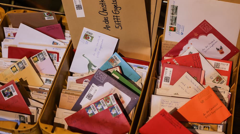 Briefe an das Christkind. Viele Helfer beantworten sie und senden die Antwort an die Kinder zurück. (Archivfoto) / Foto: Oliver Berg/dpa