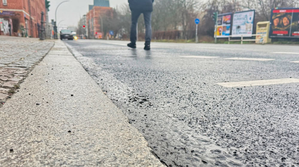 In Berlin und Brandenburg könnte es glatt werden. / Foto: Paul Zinken/dpa