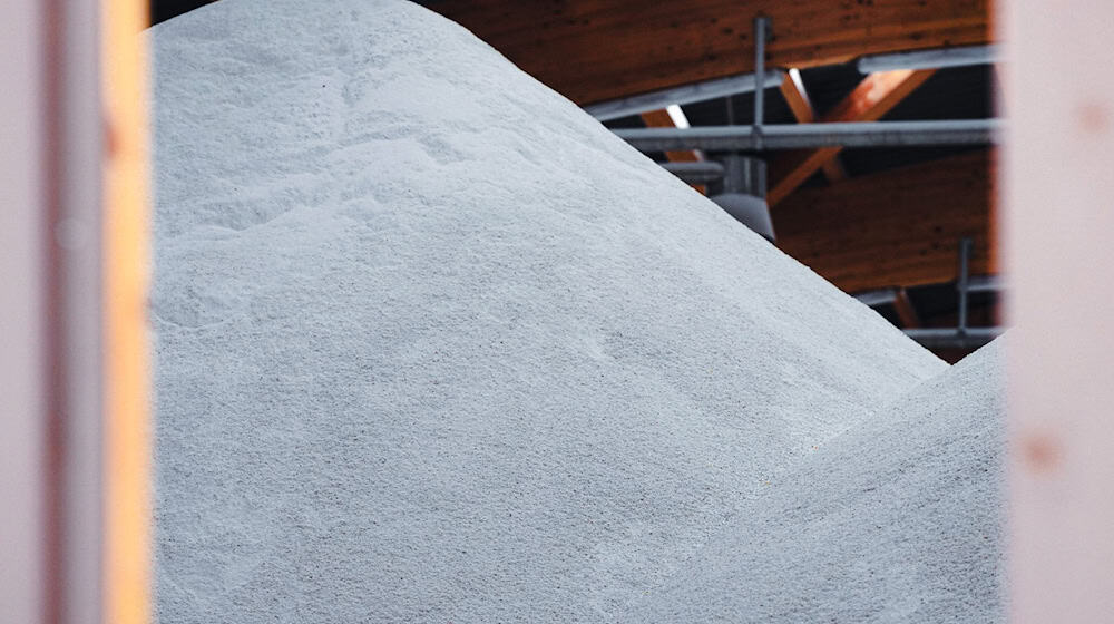 In einer Salzlagerhalle türmt sich das Streumittel für den Winterdienst. (Archivbild)  / Foto: Soeren Stache/dpa