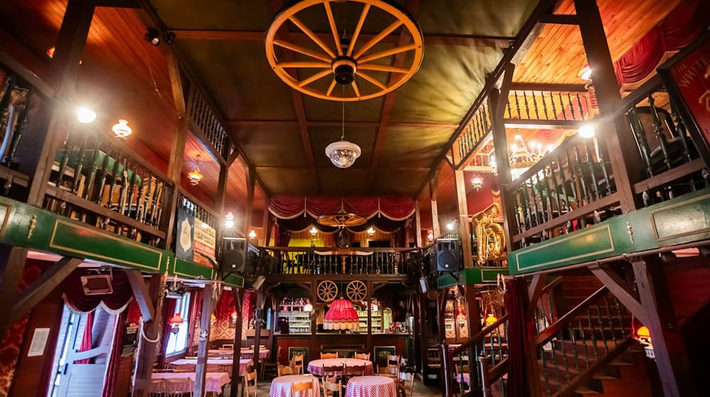 Auch dem Saloon in der Westernstadt Old Texas Town droht der Abriss. (Archivbild) / Foto: Christoph Soeder/dpa