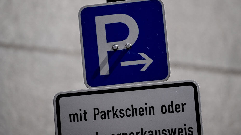 Noch in diesem Jahr wollte Verkehrssenatorin Ute Bonde (CDU) ein neues Gesamtkonzept zum Anwohnerparken vorstellen. Derzeit sieht es nicht danach aus, dass sie diese Ankündigung einhalten wird. (Archivbild) / Foto: Britta Pedersen/dpa