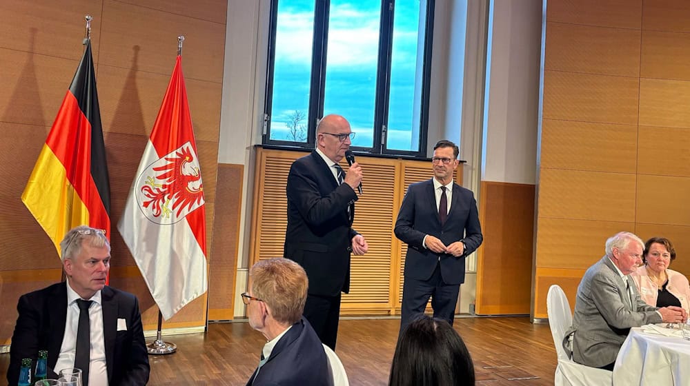Einmal im Jahr bedankt sich Brandenburgs Ministerpräsident Dietmar Woidke (SPD) bei ehrenamtlichen Helfern. / Foto: Oliver von Riegen/dpa