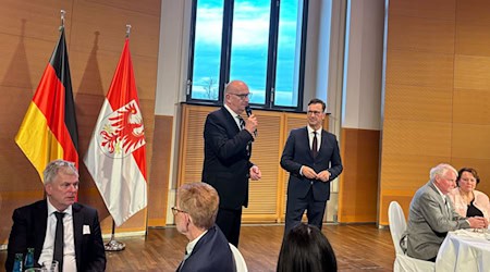 Einmal im Jahr bedankt sich Brandenburgs Ministerpräsident Dietmar Woidke (SPD) bei ehrenamtlichen Helfern. / Foto: Oliver von Riegen/dpa