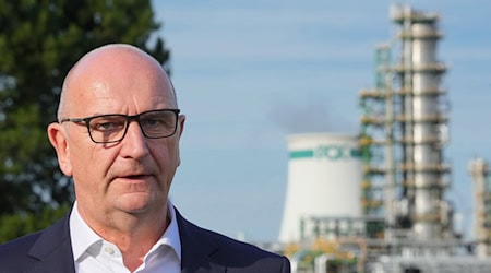 Brandenburgs Ministerpräsident Dietmar Woidke (SPD) äußert sich zum Arbeitsunfall an der Öl-Pipeline der Raffinerie PCK. (Archivbild) / Foto: Soeren Stache/dpa