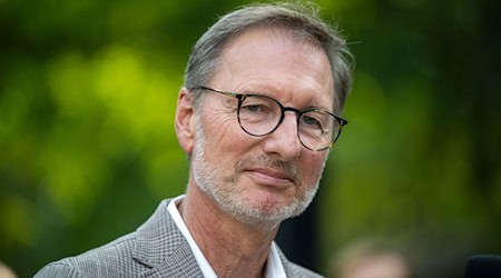 Zoodirektor Andreas Knieriem spricht sich angesichts der Lärmbelastung für Tiere an Silvester für ein generelles Böllerverbot aus. (Archivbild) / Foto: Monika Skolimowska/dpa