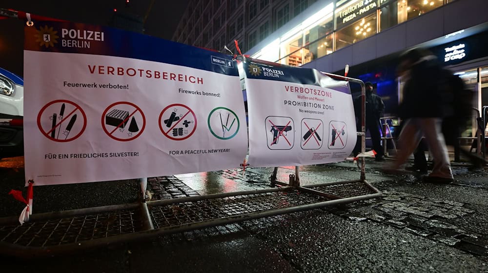 Das ausgeweitete Böllerverbot am Alexanderplatz wirkt offensichtlich.  / Foto: Sebastian Christoph Gollnow/dpa