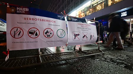 Das ausgeweitete Böllerverbot am Alexanderplatz wirkt offensichtlich.  / Foto: Sebastian Christoph Gollnow/dpa
