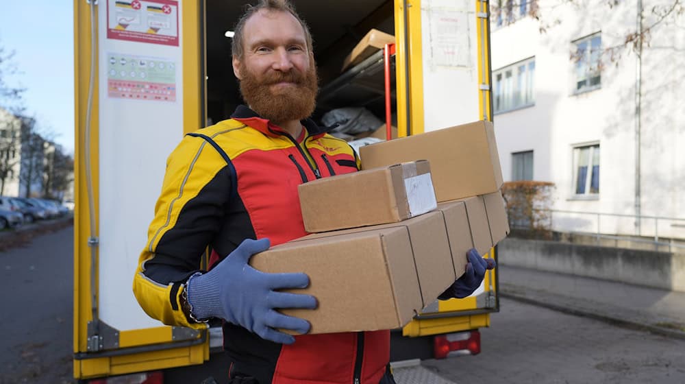 Paketbote Steve Josch wünscht sich mehr Wertschätzung und Entgegenkommen von den Kunden. / Foto: Manuel Genolet/dpa