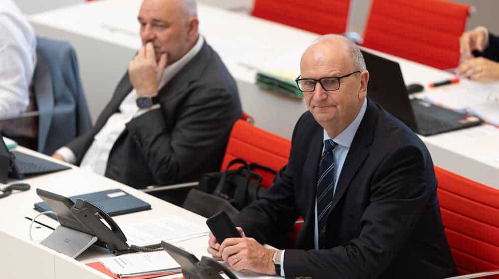 Wie bewerten die Menschen die Arbeit der SPD-BSW-Regierung in Brandenburg nach einem Jahr? (Archivbild)  / Foto: Hannes P Albert/dpa