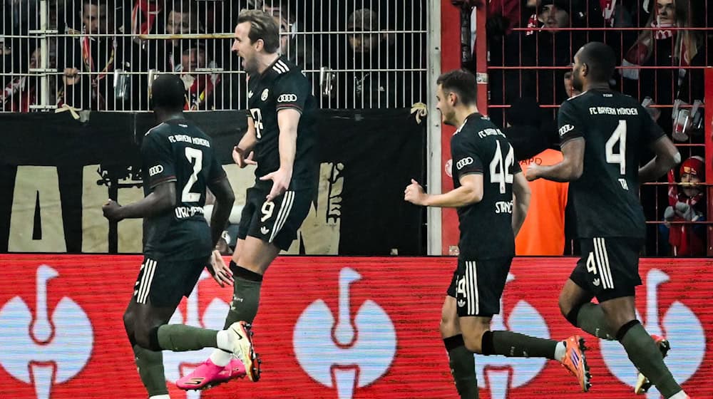 Auch Kane (M.) traf nach einem ruhenden Ball. / Foto: Soeren Stache/dpa