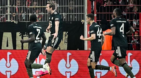 Auch Kane (M.) traf nach einem ruhenden Ball. / Foto: Soeren Stache/dpa