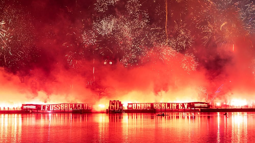 Die Fans von Union Berlin veranstalteten ein riesiges Feuerwerk zum Club-Geburtstag.  / Foto: Matthias Koch/dpa