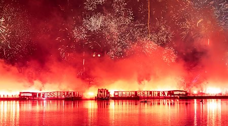 Die Fans von Union Berlin veranstalteten ein riesiges Feuerwerk zum Club-Geburtstag.  / Foto: Matthias Koch/dpa