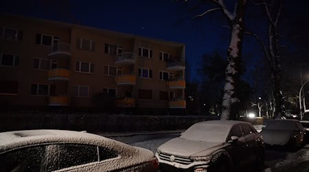 In den Tagen des großen Stromausfalls im Berliner Südwesten zogen viele Menschen aus ihren dunklen und kalten Wohnungen in ein Hotel. (Archivbild)        / Foto: Paul Zinken/dpa
