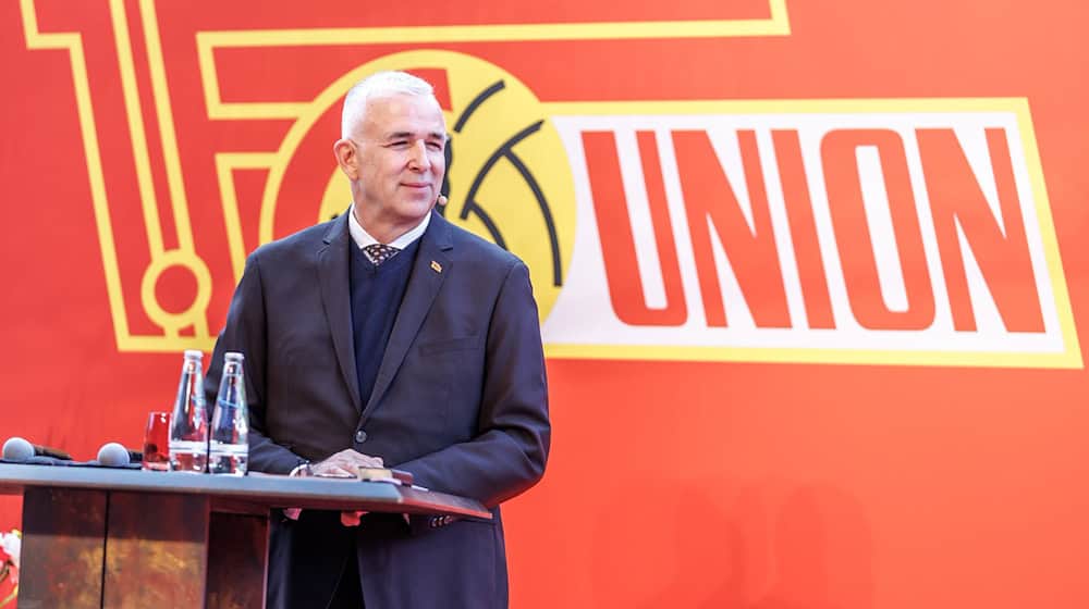 Dirk Zingler verkündet einen Überschuss im abgelaufenen Geschäftsjahr. (Archivbild) / Foto: Andreas Gora/dpa