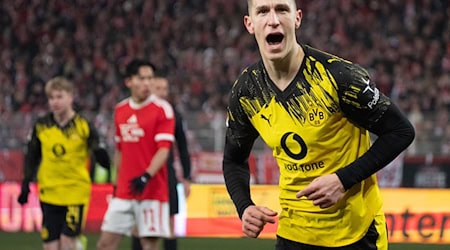 Nico Schlotterbeck bejubelt seinen Kopfballtreffer zum 2:0. / Foto: Soeren Stache/dpa