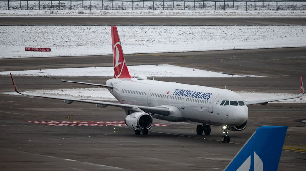 32 afghanische Staatsangehörige aus dem Bundesaufnahmeprogramm sind nach Angaben des Bundesinnenministeriums heute in Deutschland angekommen. / Foto: Christophe Gateau/dpa