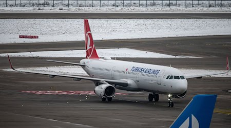 32 afghanische Staatsangehörige aus dem Bundesaufnahmeprogramm sind nach Angaben des Bundesinnenministeriums heute in Deutschland angekommen. / Foto: Christophe Gateau/dpa