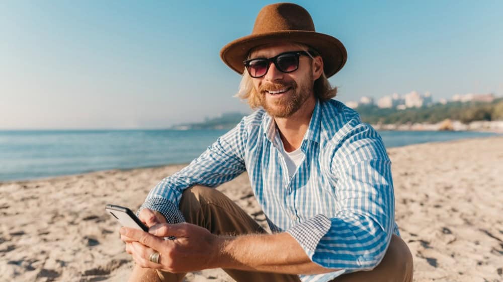 Urlaubsstimmung pur: Genießen Sie sommerliche Slot-Games wie Summer Ways oder Sunny Shores – egal ob am Strand oder zu Hause! / Foto: marymarkevich auf freepik.com