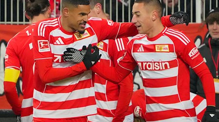 Danilho Doekhi (l) und Marin Ljubicic (1. FC Union Berlin) bejubeln den 2:2-Ausgleichstreffer. / Foto: Soeren Stache/dpa