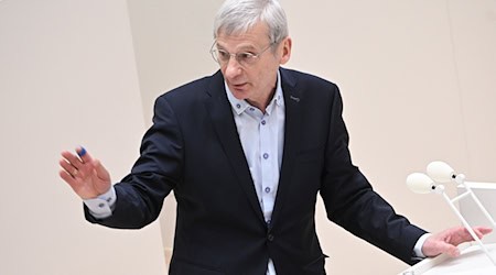 Der AfD-Fraktionsvorsitzende Hans-Christoph Berndt hält nach dem Ende der Koalition von SPD und BSW eine Neuwahl für erforderlich. (Archivbild) / Foto: Jens Kalaene/dpa