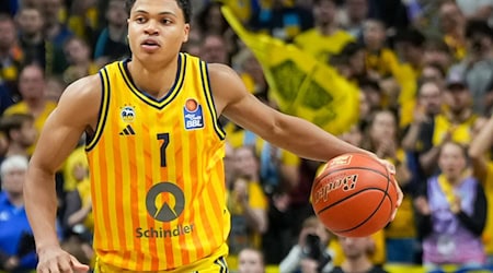Jack Kayil spielt den Ball für Alba Berlin. (Archivfoto) / Foto: Soeren Stache/dpa