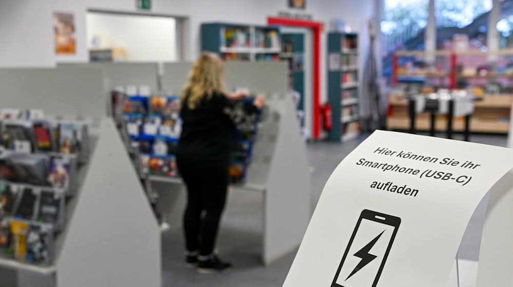 Tee und Lademöglichkeiten für das Handy in der Bibliothek. Im Südwesten von Berlin sind Zehntausende seit Tagen ohne Strom. / Foto: Jens Kalaene/dpa