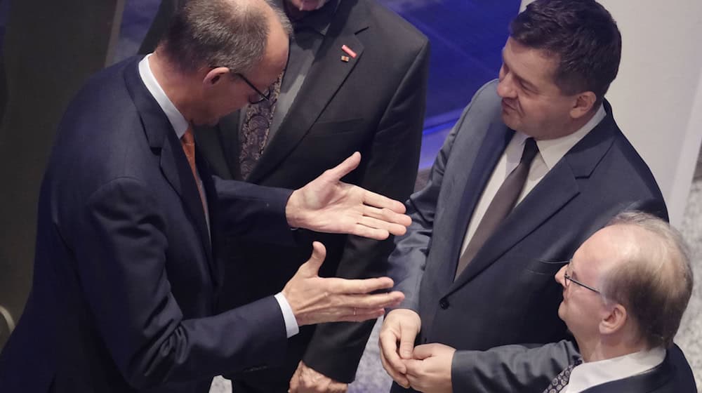 Sven Schulze sieht Hoffnung für die Produktion des Chemieunternehmens Domo Chemicals. / Foto: Sebastian Willnow/dpa