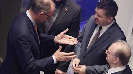 Sven Schulze sieht Hoffnung für die Produktion des Chemieunternehmens Domo Chemicals. / Foto: Sebastian Willnow/dpa