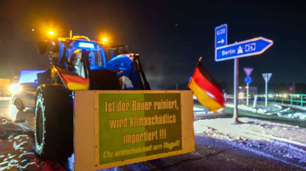 Bauern protestieren gegen ein geplantes Handelsabkommen: Sie blockierten am Donnerstag Autobahn-Auffahrten in Brandenburg und lösten Verkehrsbehinderungen aus. / Foto: Soeren Stache/dpa