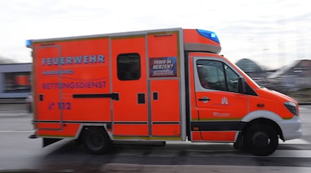 Eine Frau wird bei einem Verkehrsunfall schwer verletzt liegen gelassen. (Symbolbild) / Foto: Marcus Brandt/dpa