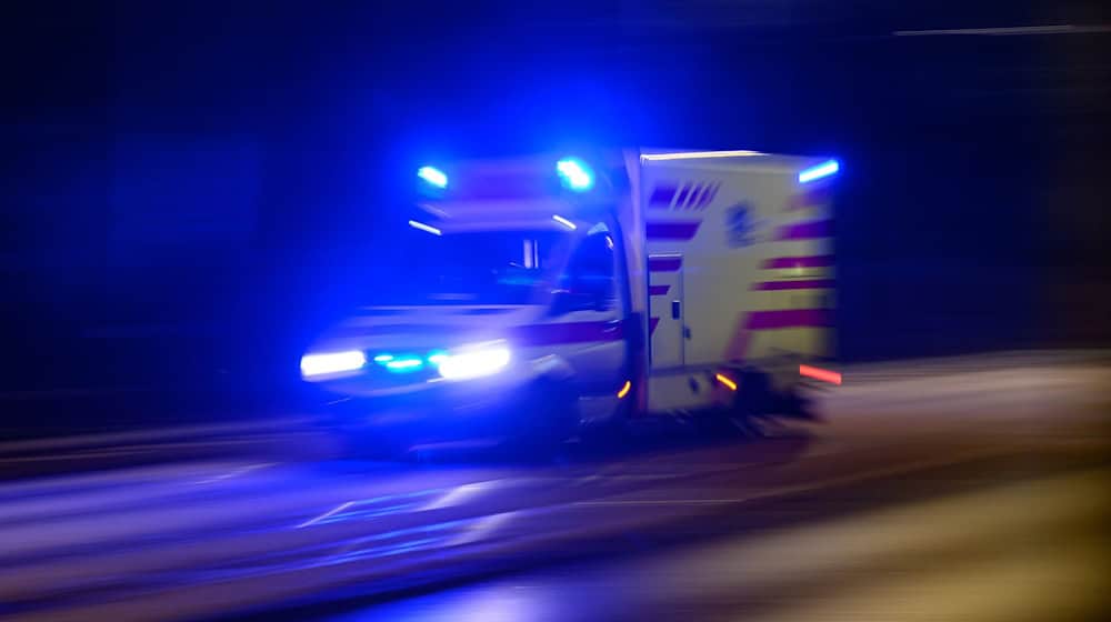 Die Besatzung des Krankenwagens blieb unverletzt. (Symbolbild) / Foto: Robert Michael/dpa