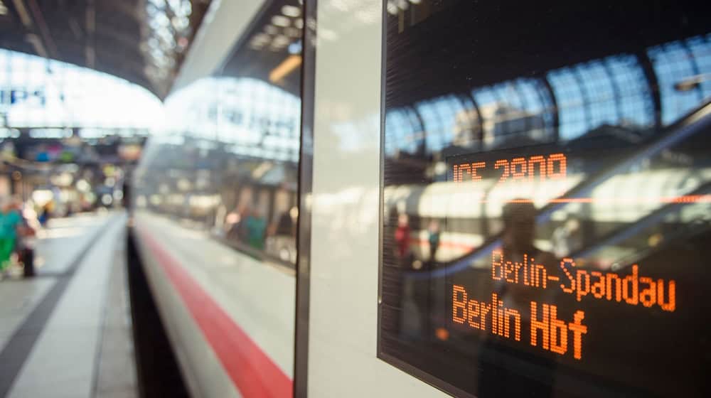 Die Fernzüge der Deutschen Bahn halten ab Februar seltener am Berliner Bahnhof Spandau. (Archivbild) / Foto: Gregor Fischer/dpa