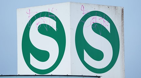 Die S-Bahn Berlin will während des Warnstreiks bei der BVG am Montag zusätzliche Züge auf der Linie S1 fahren lassen. (Archivbild) / Foto: Soeren Stache/dpa