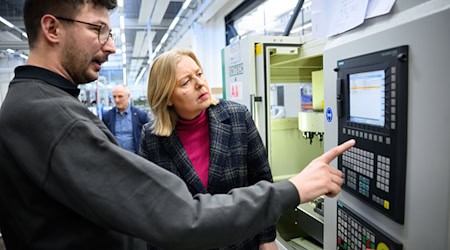 Bas wirbt für überbetriebliche Ausbildungszentren.  / Foto: Bernd von Jutrczenka/dpa