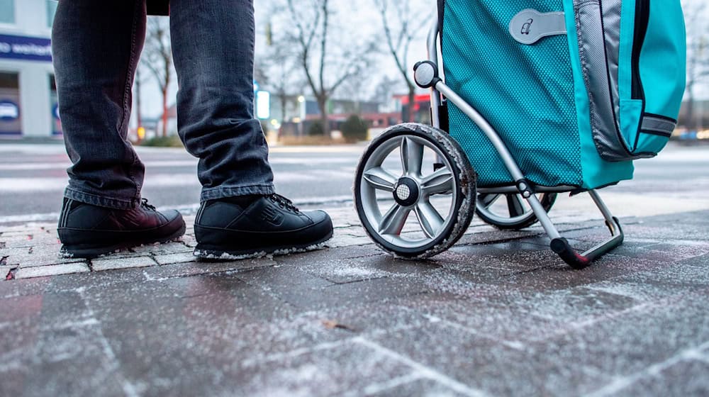 Durch das Glatteis kommt es schnell zu Unfällen. (Symbolbild) / Foto: Hauke-Christian Dittrich/dpa